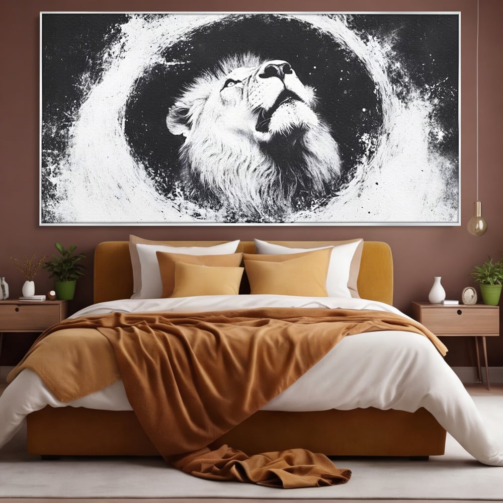 Tablou canvas cu tablou canvas cu leu alb si negru, in rama de aluminiu argintiu, pe perete intr-un dormitor